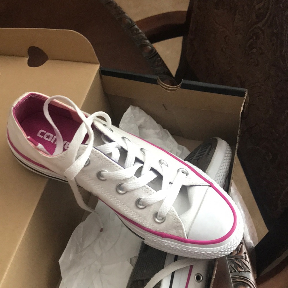 Chuck Taylor Converse White with pink trim